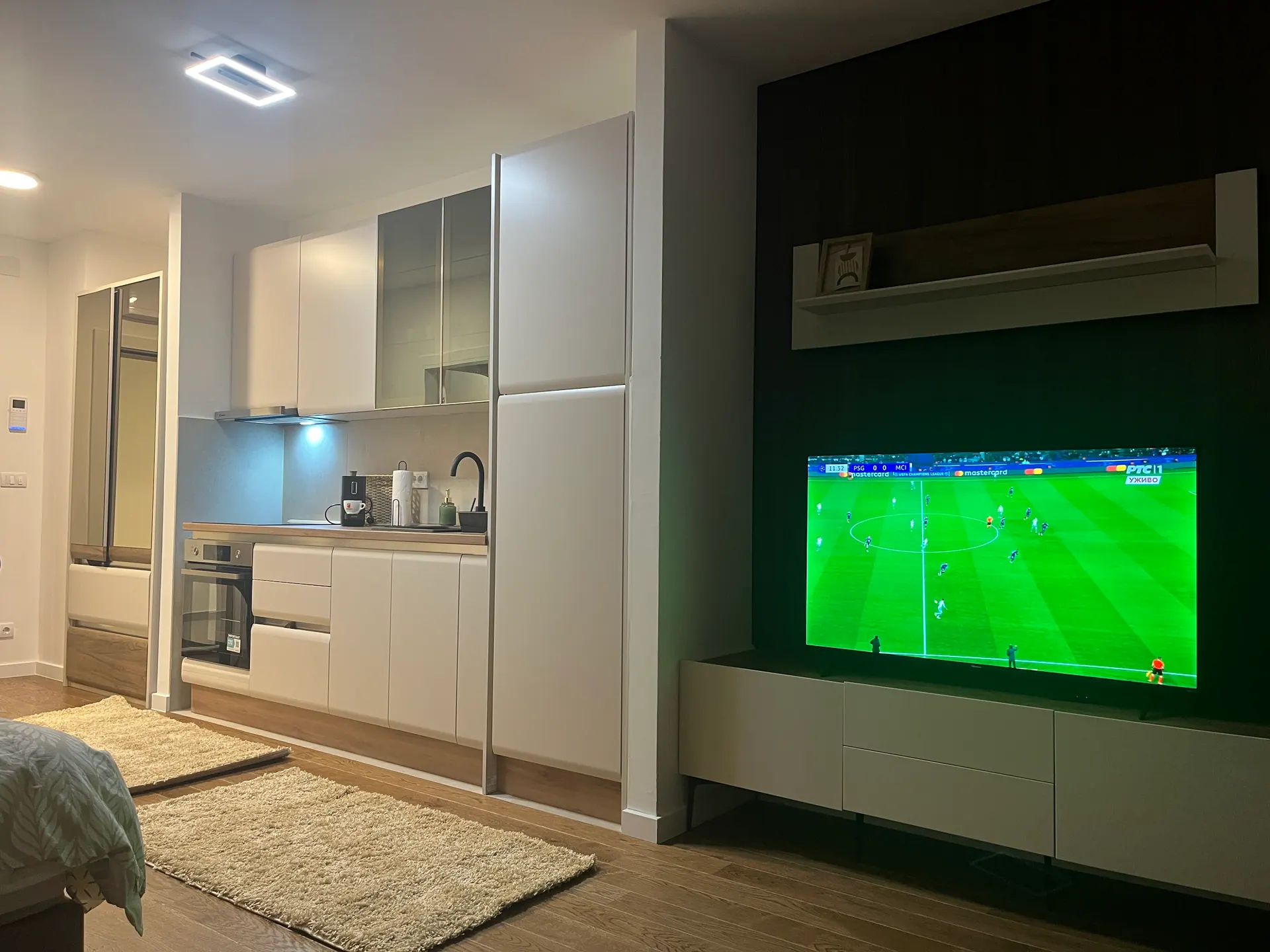 Toplo osvetljen enterijer apartmana u Nišu